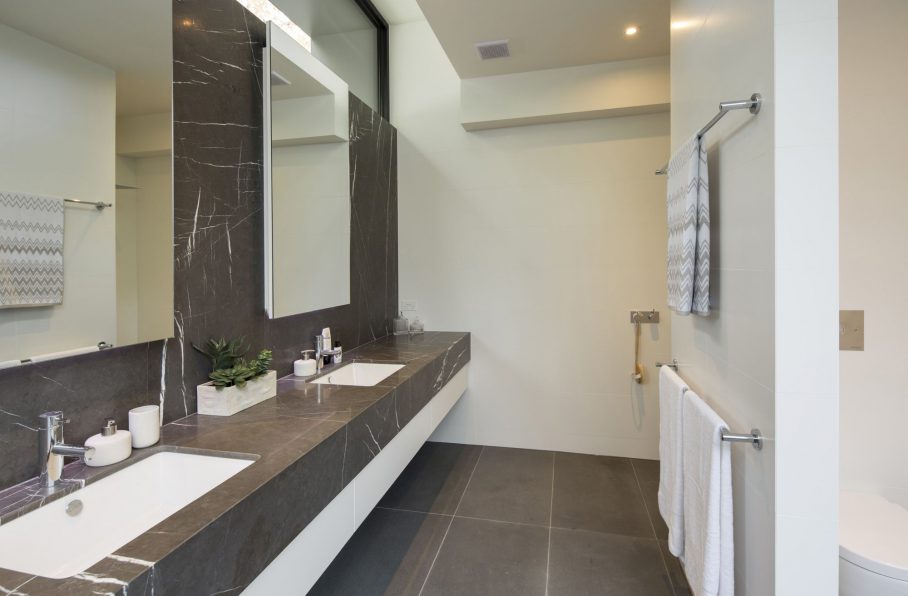 KH_0010_IPG_1LaurelCtHawthorn_280313