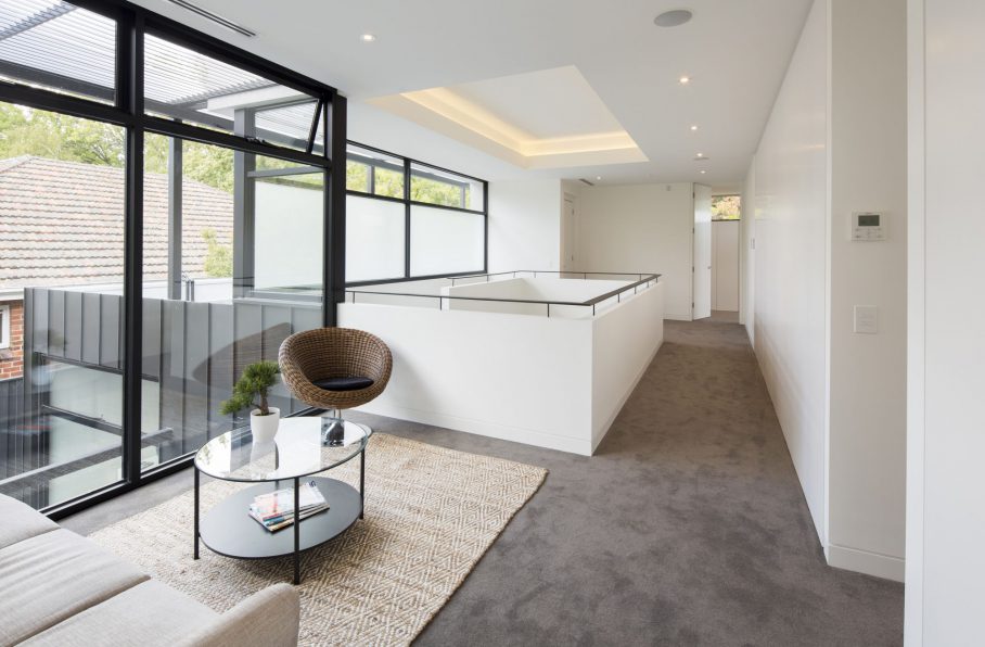 KH_0011_IPG_1LaurelCtHawthorn_280313