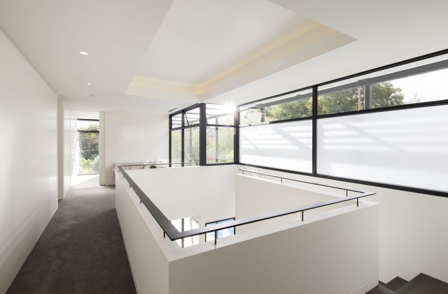 KH_0024_IPG_1LaurelCtHawthorn_280313